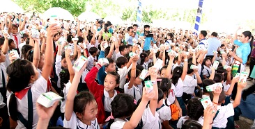 Niềm vui uống sữa của các em học sinh Vĩnh Long.